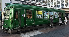 渋谷駅前の緑の電車「青ガエル」、ハチ公ゆかりの地秋田県大館市へ移設