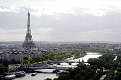 パリ五輪を前に相次ぐ観光施設の値上げ、エッフェル塔やルーブル美術館、地下鉄は今夏ピークには約2倍に