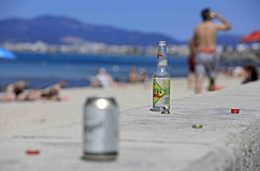 スペインのリゾート地、屋外での飲酒禁止エリアを設定、マヨルカ島とイビサ島、観光客のパーティーを規制