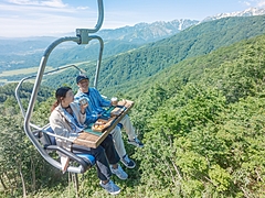 長野県・白馬でリフト空中で朝食と絶景を楽しむ新サービス、早朝の山頂でご来光ツアーも