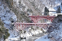 冬の黒部峡谷で特別ツアー、雪景色の「新山彦橋」をトロッコで渡る、機関車検修庫の見学も