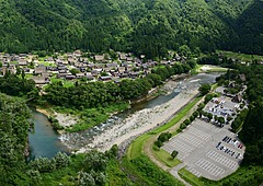 岐阜県白川郷、村営駐車場料金を値上げ、大型バスは1万円に、2025年10月1日から、繁忙期の割増も検討